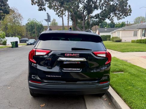 Used 2024 GMC Terrain SLE w/ Driver Convenience Package image 4