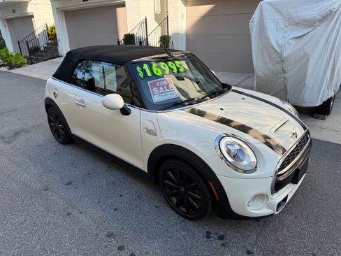 Used 2018 MINI Cooper S image 1