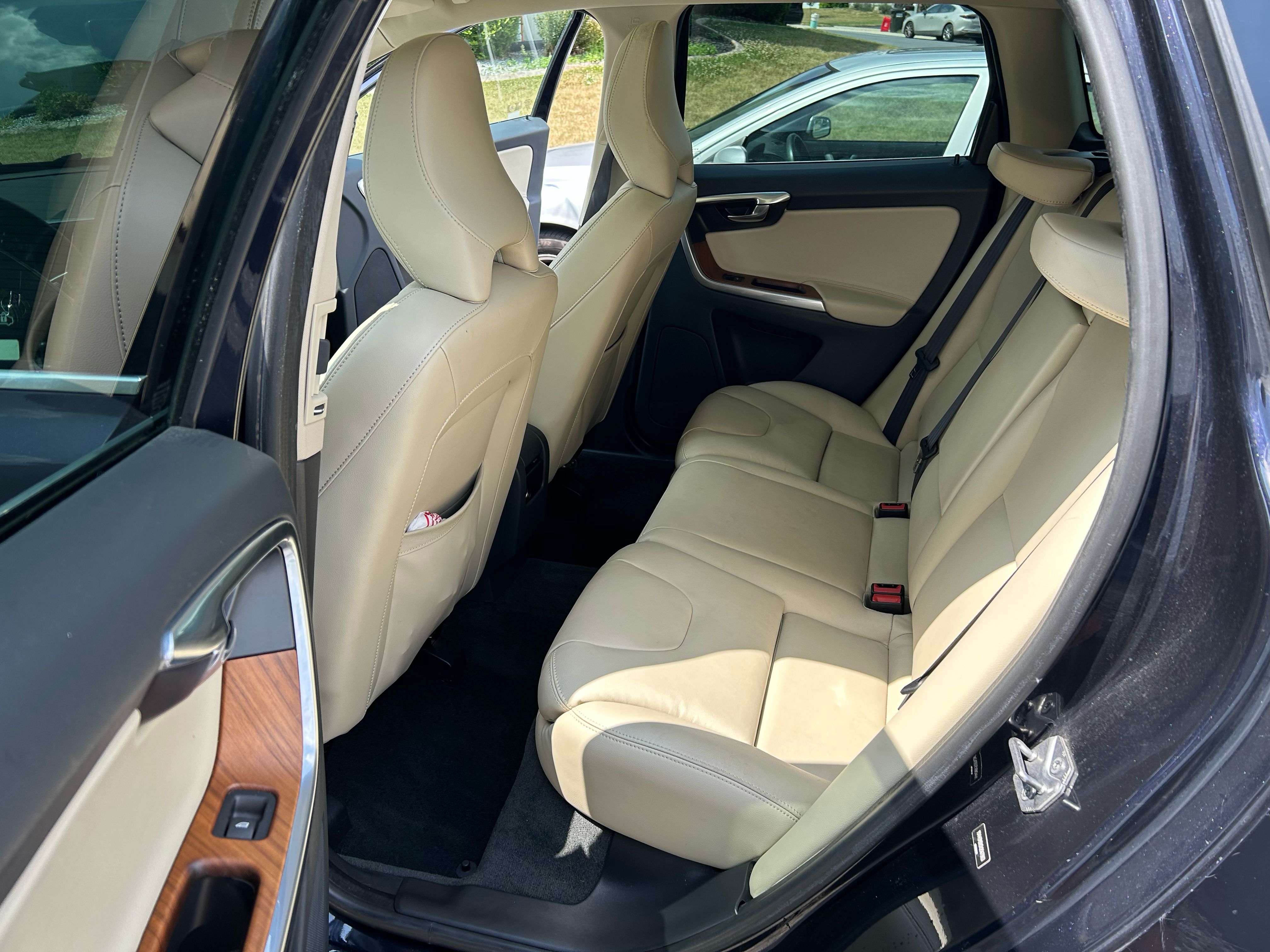 Used 2017 Volvo XC60 T5 Inscription w/ Preferred Option Package FWD image 8