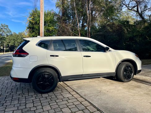 Used 2020 Nissan Rogue S image 2