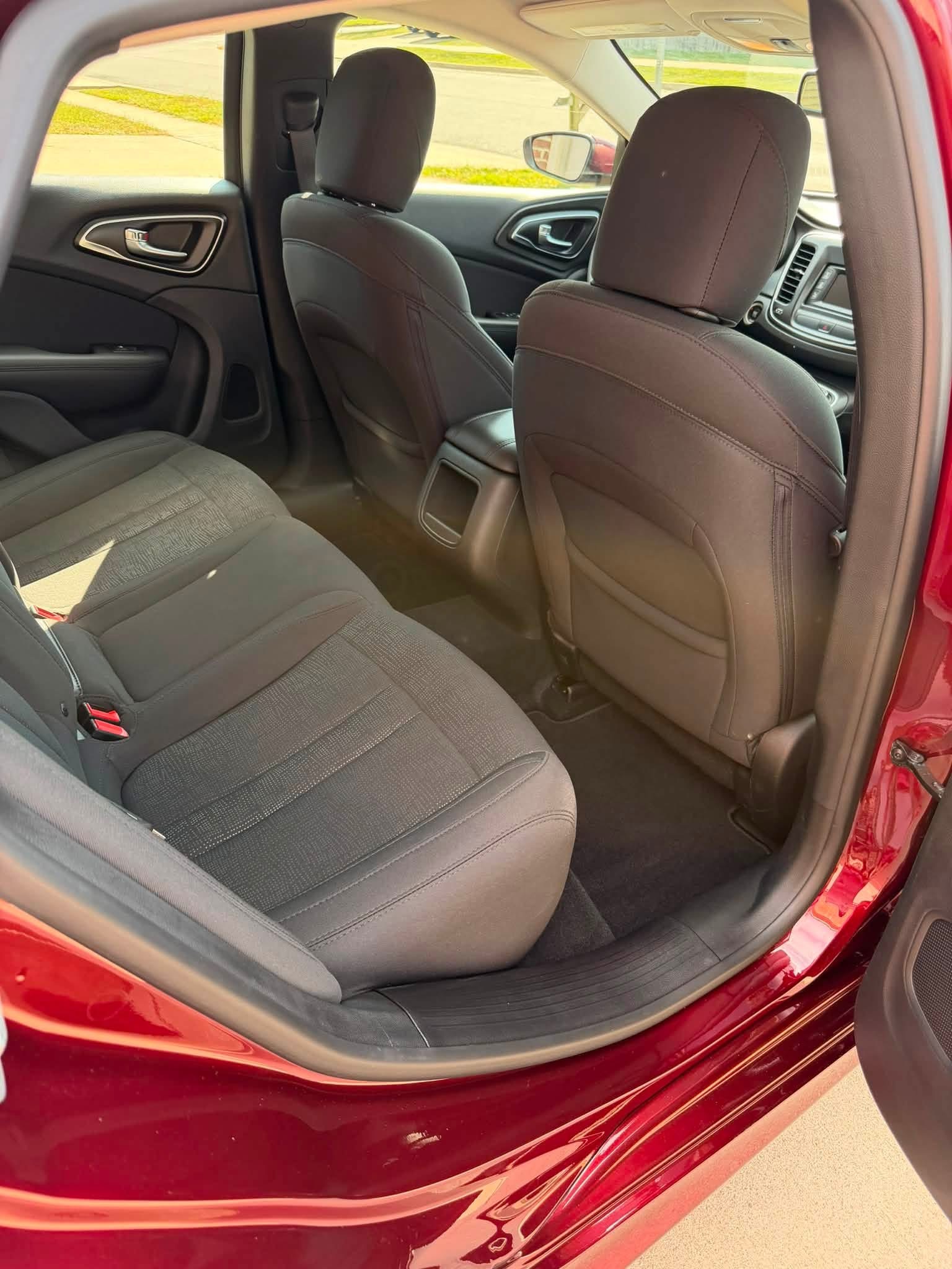 Used 2015 Chrysler 200 Limited FWD image 9