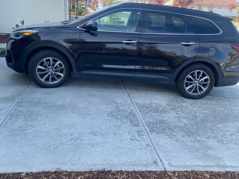 Used 2017 Hyundai Santa Fe SE AWD/4WD image 4