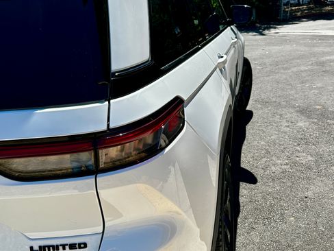 Used 2024 Jeep Grand Cherokee Limited w/ Luxury Tech Group II image 9