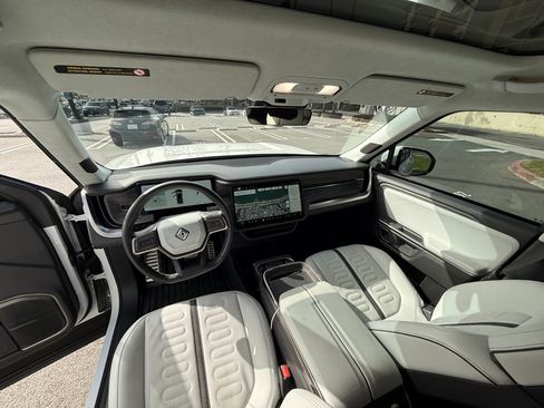 Used 2022 Rivian R1T Launch Edition image 16