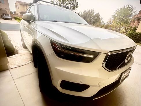 Used 2019 Volvo XC40 T5 Momentum image 4