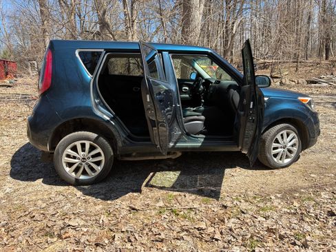 Used 2017 Kia Soul + FWD image 11