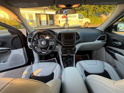 Used 2020 Jeep Cherokee Latitude Plus AWD/4WD image 8