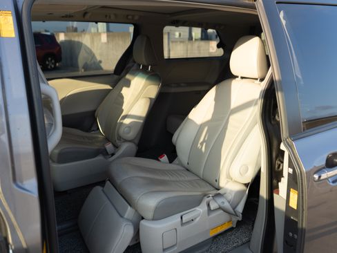 Used 2014 Toyota Sienna Limited image 10