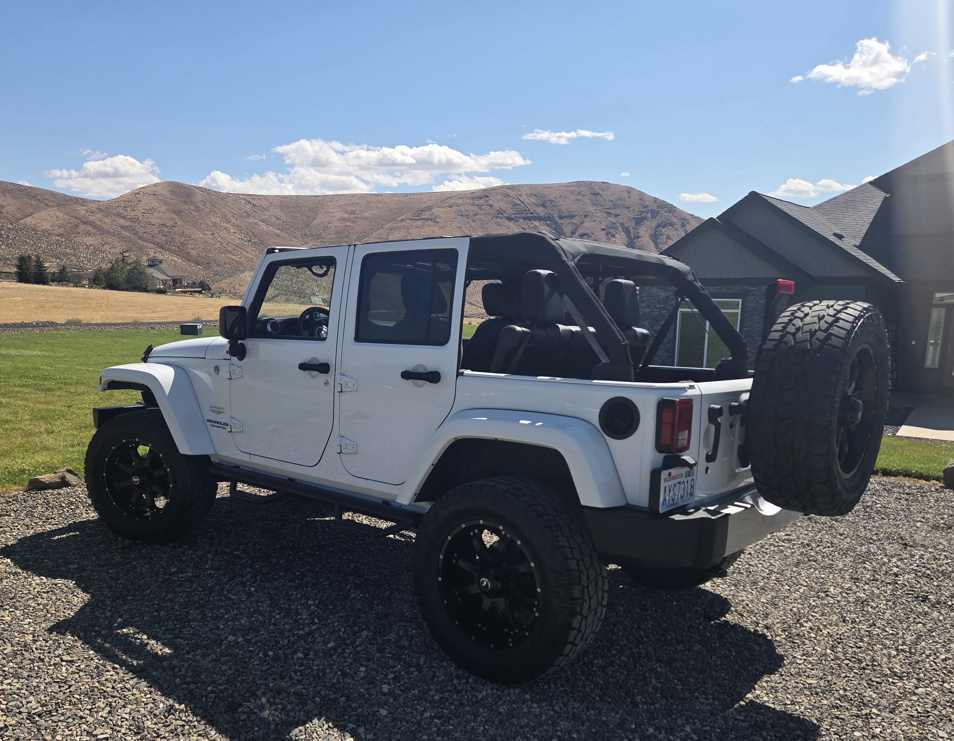 Used 2015 Jeep Wrangler Unlimited Sahara w/ Connectivity Group AWD/4WD image 2