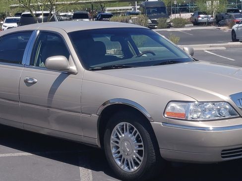 Used 2010 Lincoln Town Car Signature Limited RWD image 4