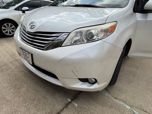 Used 2015 Toyota Sienna XLE image 2