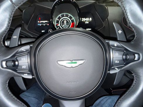 Used 2019 Aston Martin V8 Vantage Coupe 2D image 28
