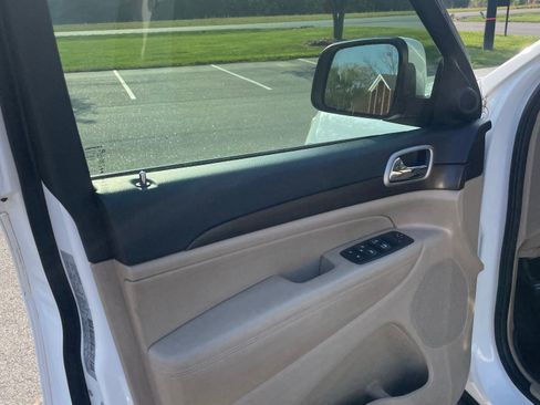 Used 2018 Jeep Grand Cherokee Laredo image 14