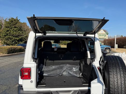 Used 2025 Jeep Wrangler Unlimited Sahara image 17