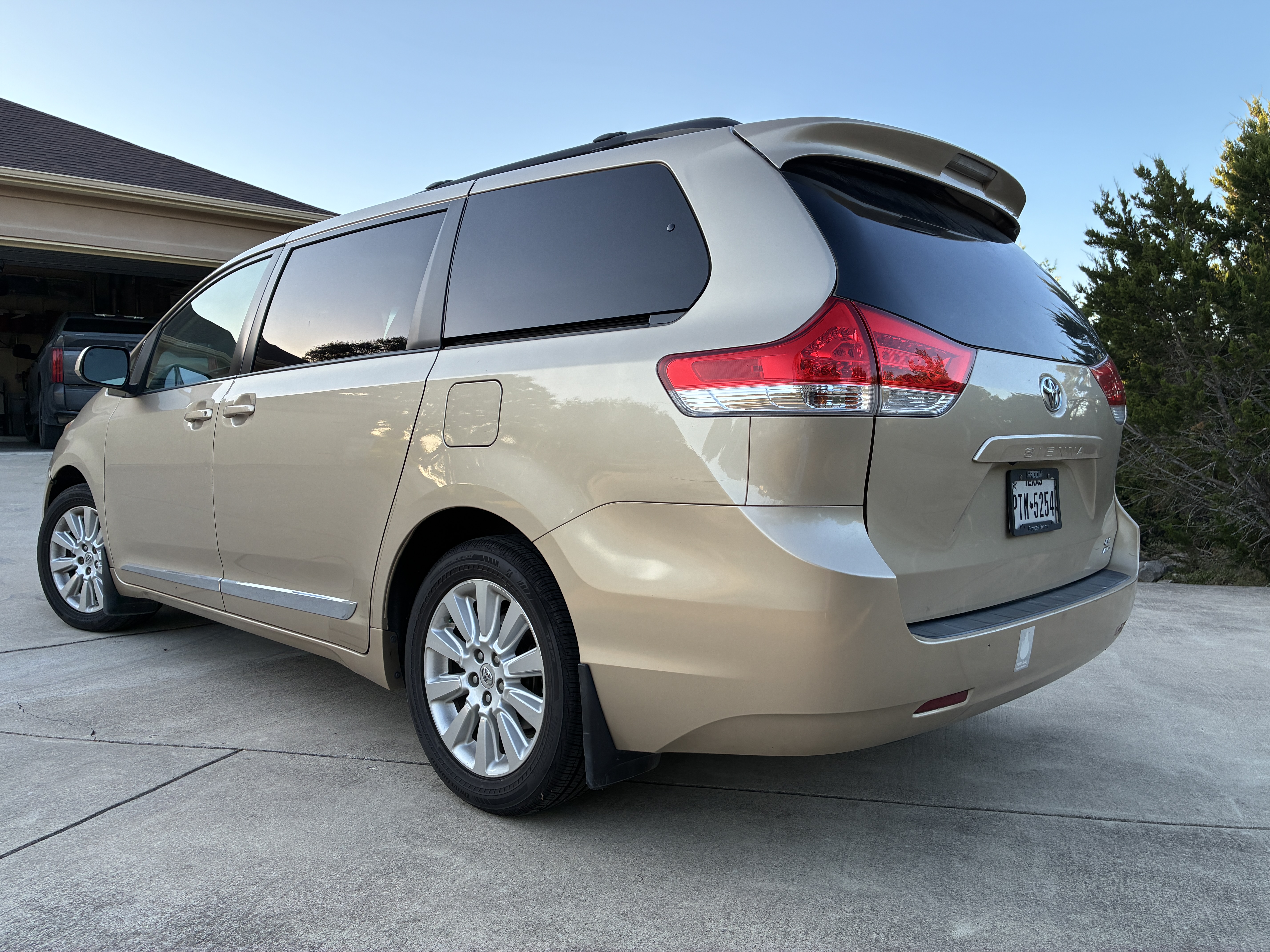 Used 2011 Toyota Sienna LE w/ Towing Pkg AWD/4WD image 4