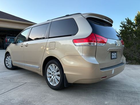 Used 2011 Toyota Sienna LE w/ Towing Pkg AWD/4WD image 4