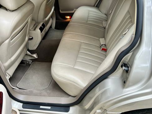 Used 2005 Lincoln Town Car Signature RWD image 8