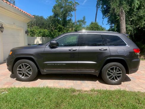 Used 2019 Jeep Grand Cherokee Laredo w/ Laredo X Package image 4