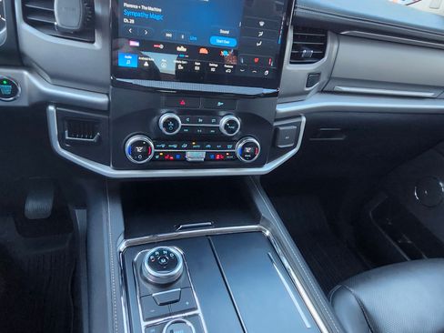 Used 2022 Ford Expedition XLT image 15