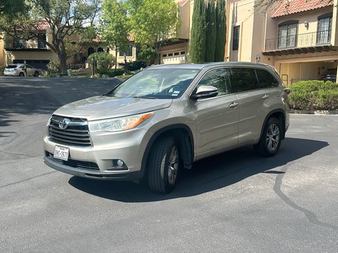 Used 2014 Toyota Highlander XLE image 1