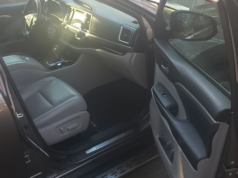 Used 2017 Toyota Highlander Limited image 9
