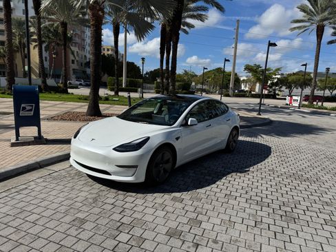 Used 2023 Tesla Model 3 Standard Range image 1