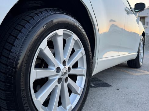 Used 2010 Toyota Venza FWD image 9