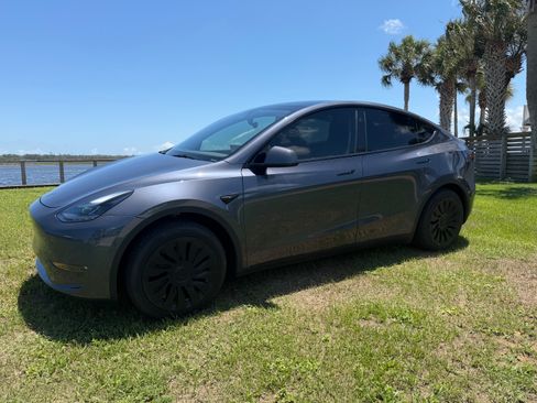 Used 2023 Tesla Model Y Long Range AWD/4WD image 1