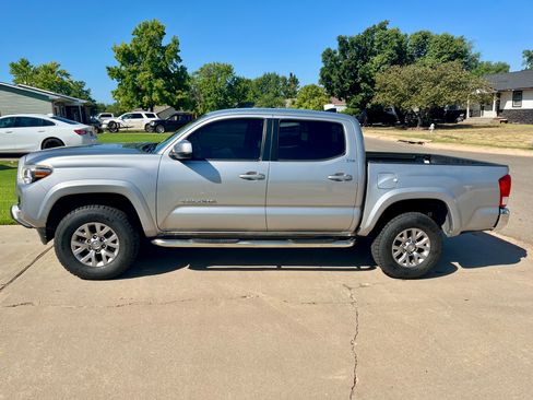 Used 2017 Toyota Tacoma SR5 w/ Tow Package RWD image 6