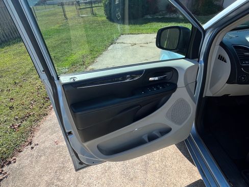 Used 2013 Chrysler Town & Country Touring-L w/ Driver Convenience Group image 9