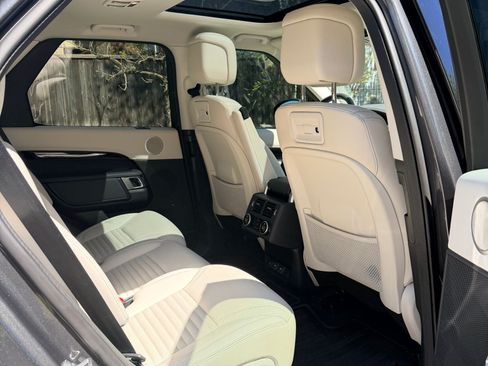 Used 2024 Land Rover Discovery S image 8