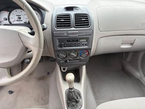 Used 2002 Hyundai Accent GS FWD image 11