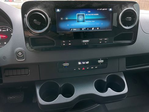 Used 2024 Mercedes-Benz Sprinter 2500 image 21