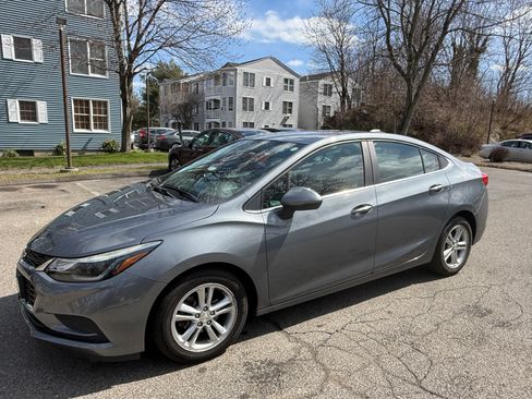 Used 2018 Chevrolet Cruze LT w/ Convenience Package image 2
