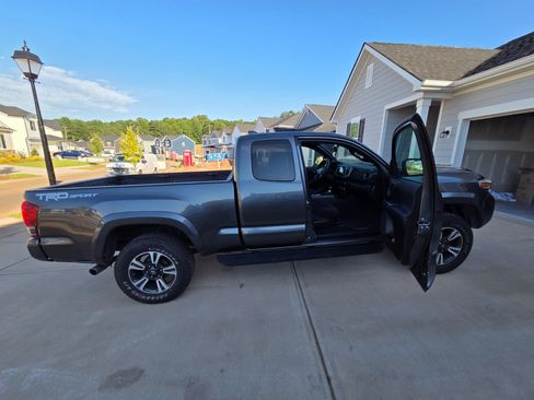 Used 2016 Toyota Tacoma TRD Sport w/ Towing Package image 9