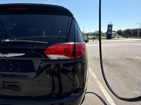 Used 2017 Chrysler Pacifica Touring-L FWD image 14