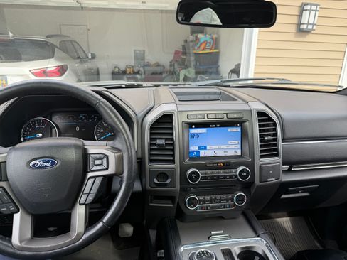 Used 2018 Ford Expedition XLT w/ Equipment Group 202A AWD/4WD image 5