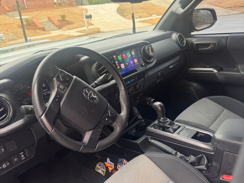 Used 2022 Toyota Tacoma TRD Sport w/ Technology Package image 5