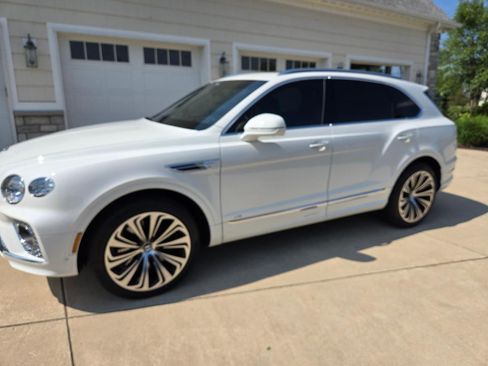 Used 2021 Bentley Bentayga AWD/4WD image 2