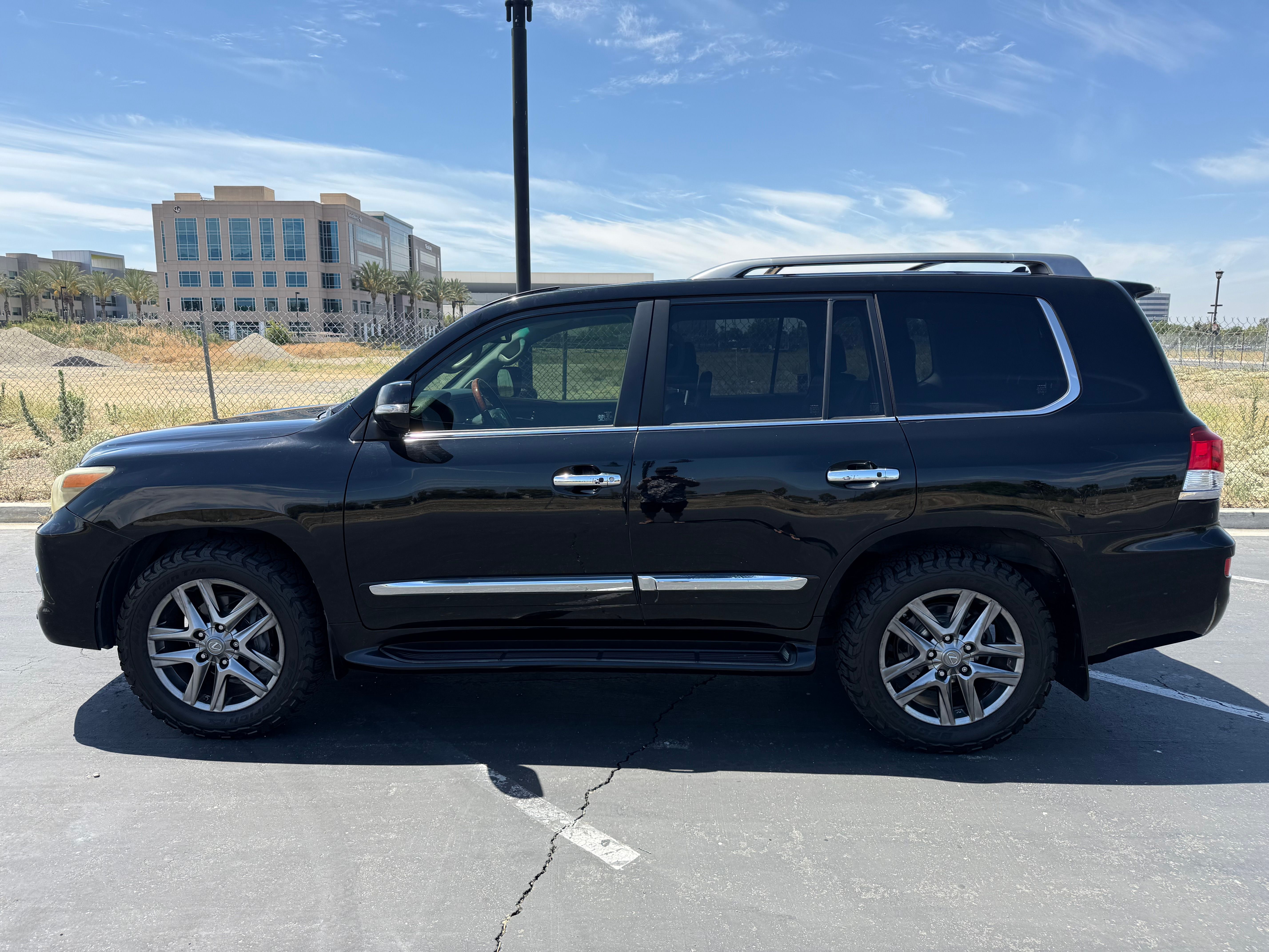 Used 2013 Lexus LX 570 4WD w/ Luxury Pkg image 5