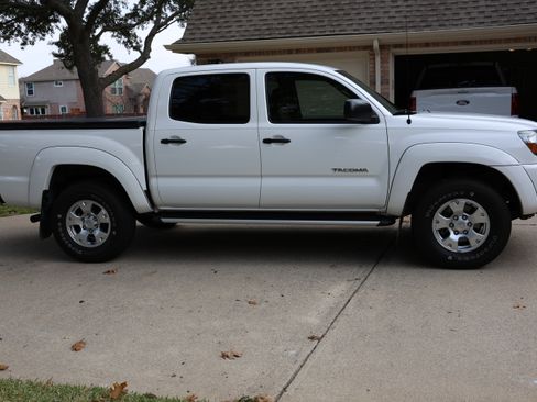 Used 2010 Toyota Tacoma PreRunner image 5