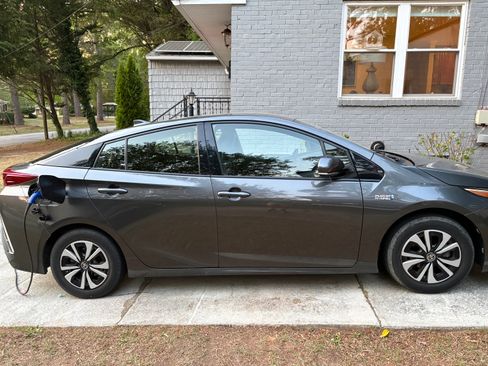 Used 2017 Toyota Prius Prime Premium image 1