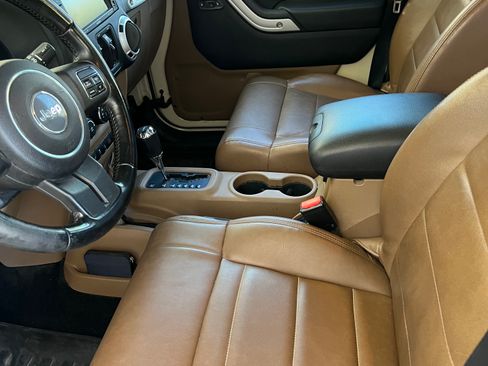 Used 2011 Jeep Wrangler Unlimited Rubicon w/ Dual Top Group image 8