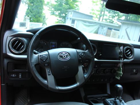 Used 2016 Toyota Tacoma TRD Sport w/ Premium & Technology Package AWD/4WD image 14