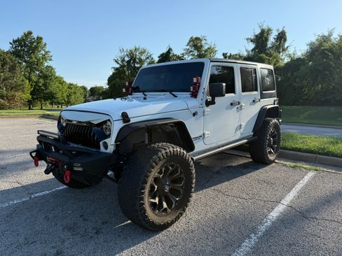 Used 2012 Jeep Wrangler Unlimited Rubicon w/ Connectivity Group AWD/4WD image 5