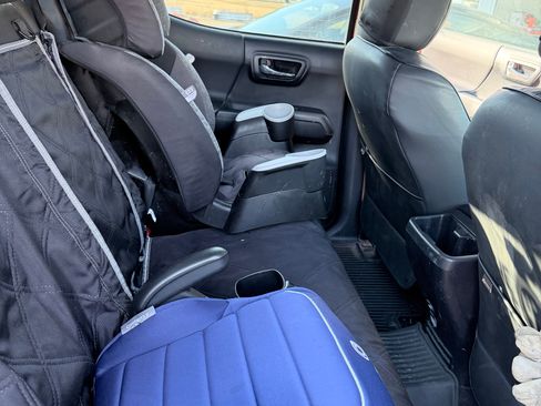 Used 2017 Toyota Tacoma TRD Sport w/ Premium & Technology Package image 12