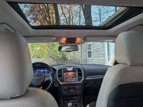 Used 2015 Chrysler 300 C w/ Light Group image 8