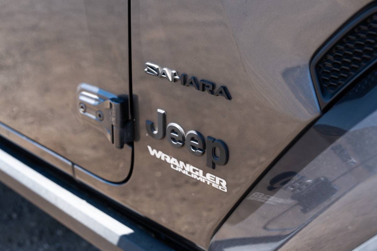 Used 2018 Jeep Wrangler Unlimited Sahara AWD/4WD image 9