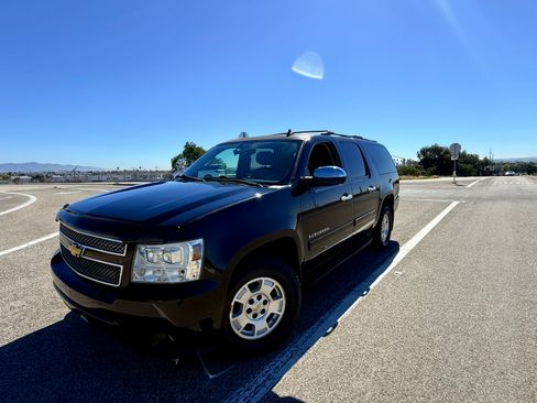Used 2014 Chevrolet Suburban LT image 1
