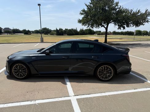 Used 2022 Cadillac CT5 V Blackwing w/ Carbon Fiber Package 2 RWD image 4